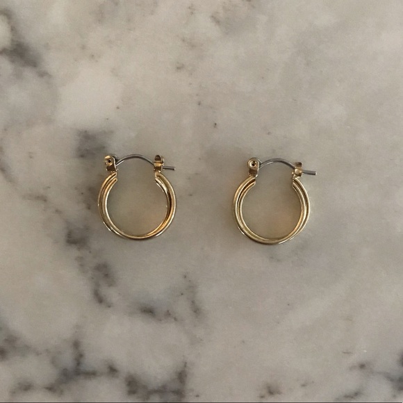 Small gold hoop earring - Picture 1 of 5
